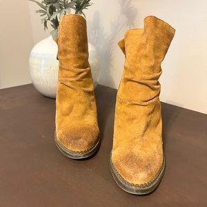 Sbicca Women’s Vintage Genuine Suede Booties